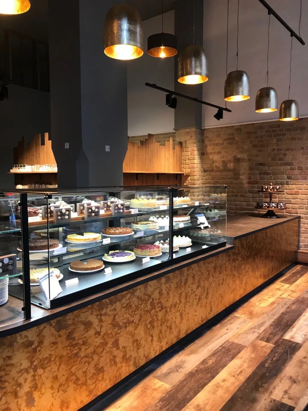 視覺與味蕾的共舞 | 復(fù)古金屬風(fēng)點(diǎn)亮都市品「味」空間